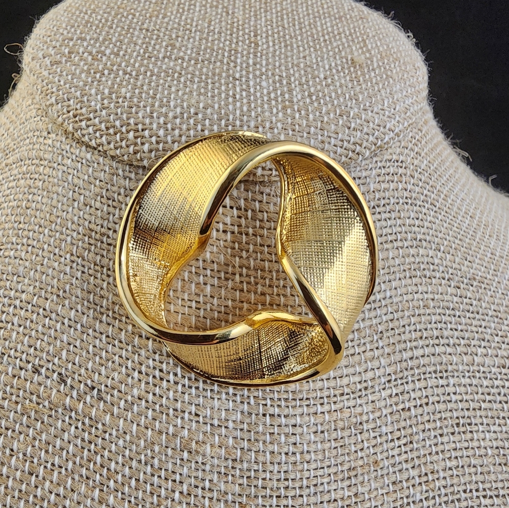 Vtg Napier Brooch Pin Ribbon Textured Gold Tone